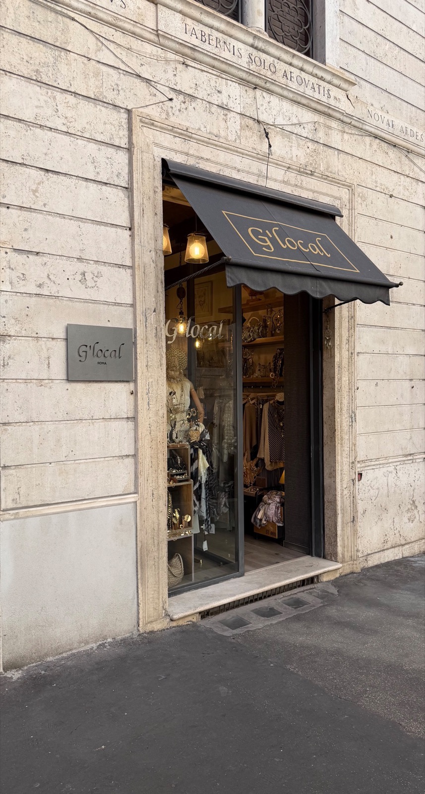 L'ingresso di G'Local in Piazza in Campo Marzio 8, Roma